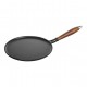 Crêpière fonte STAUB diam. 28 cm manche bois   