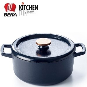 https://www.bazari.fr/9588-thickbox/cocotte-ronde-fonte-emaillee-beka-nori-26-cm.jpg